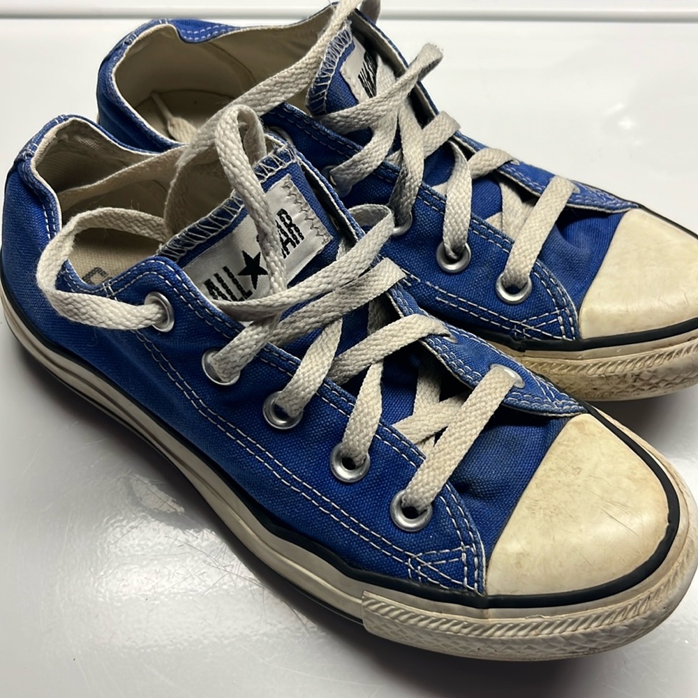 Converse All Star low lace up sneaker. Men’s size 4 women’s 6